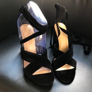 BNWOT✨ Black Tie Strap Heels